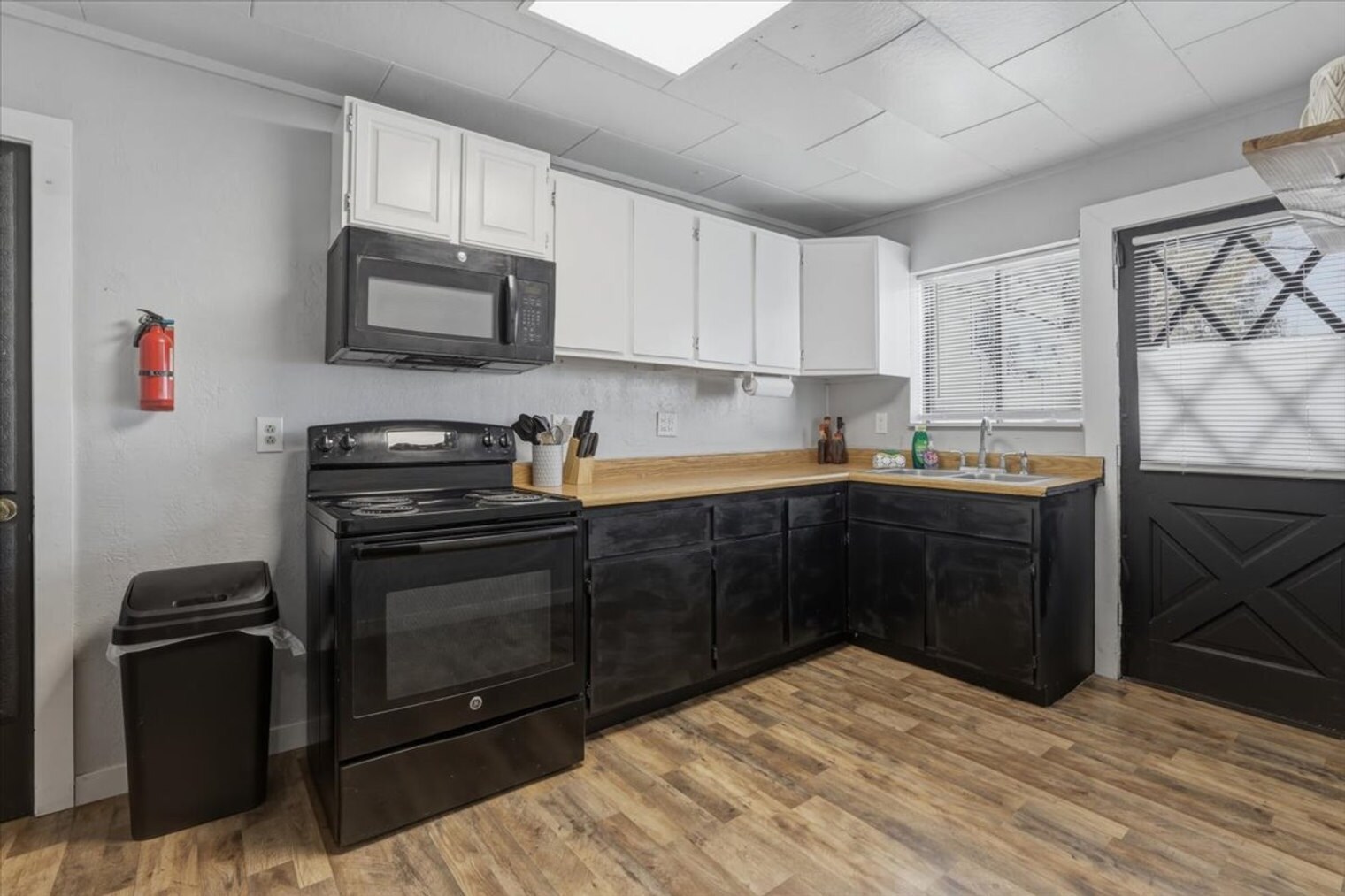 Building Photo - 290 E 4th S