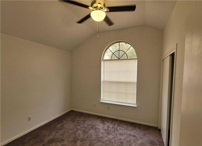 Building Photo - Upgraded 3 bedroom 2 bathroom home!  HOUSING ACCEPTED!