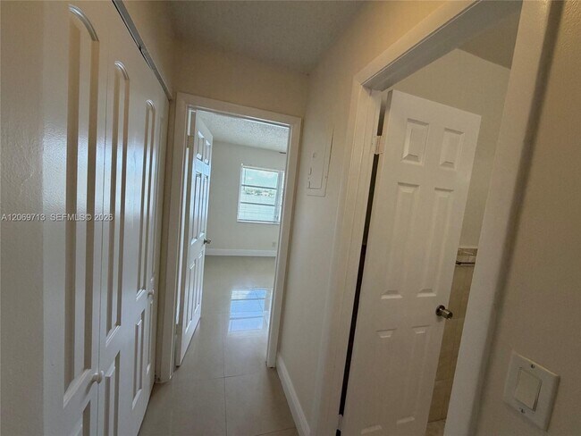 Building Photo - 432 Lakeside Dr
