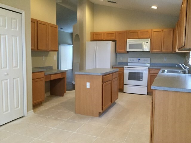 Building Photo - 1072 Bluegrass Dr
