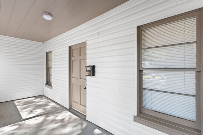 Building Photo - Spacious 3bdrm/1bath House $2295.00 ** Fen...