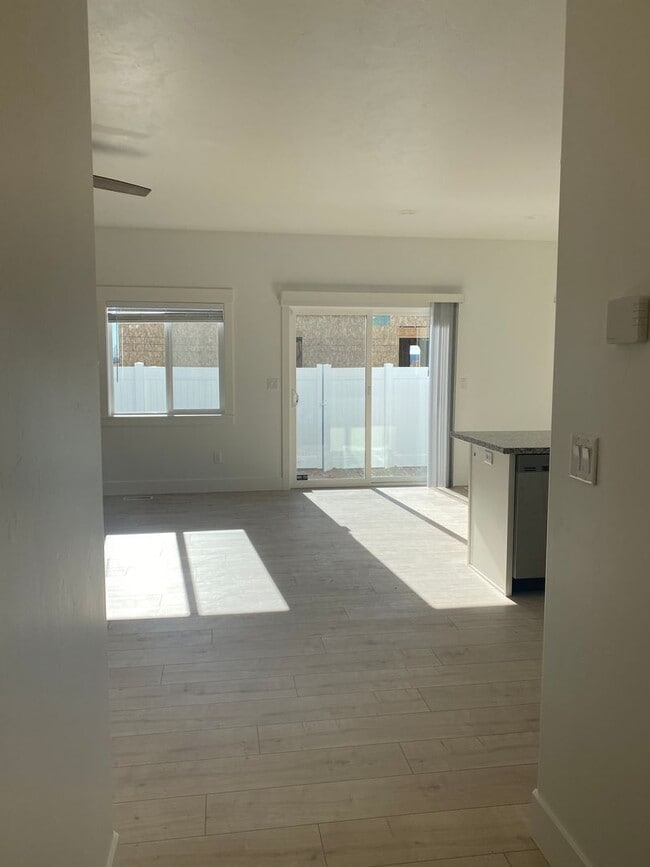Building Photo - 3 bed 1 additional office space and 2.5 ba...