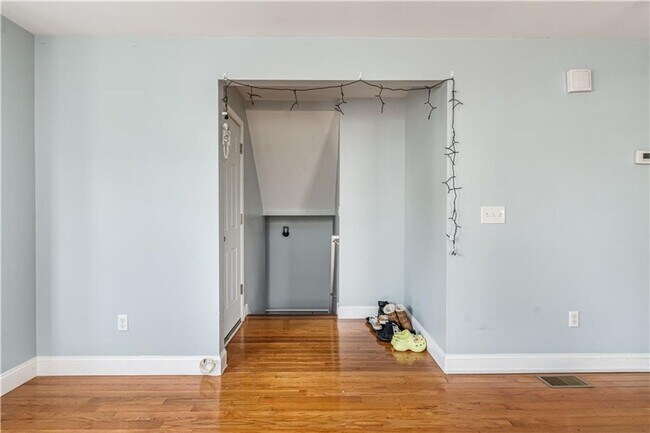 Building Photo - Spacious 6 Bed, 2 Bath – Modern Updates & ...