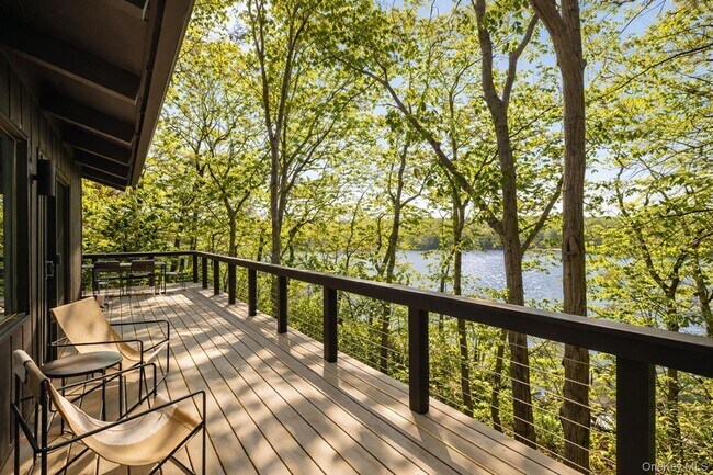 Building Photo - 15 Lake View Ct