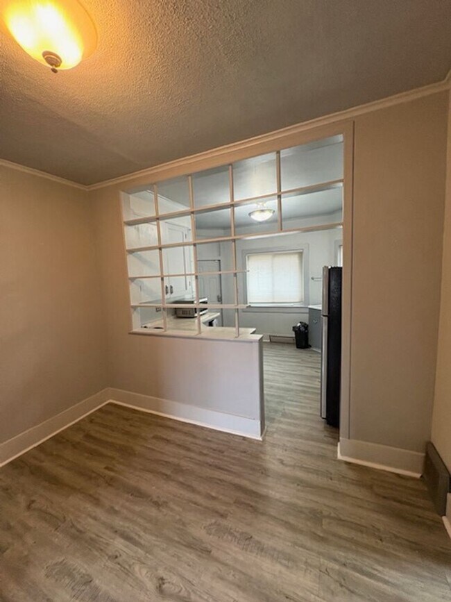 Building Photo - 901 NE Glen Oak Ave