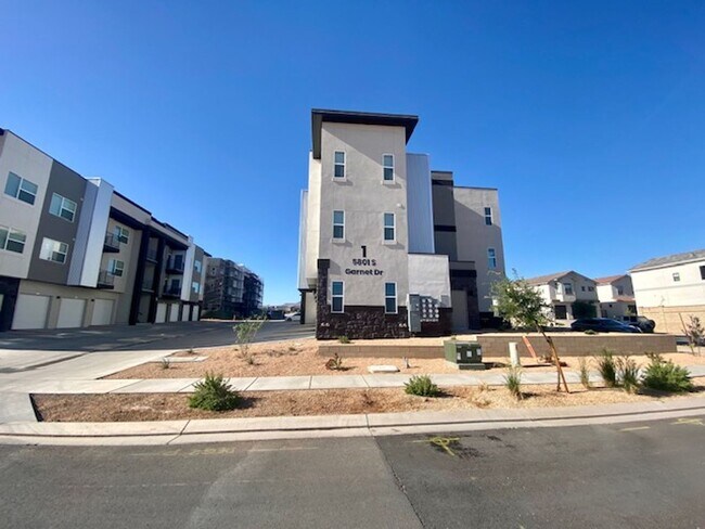 Building Photo - SPACIOUS APARTMENT FOR RENT!