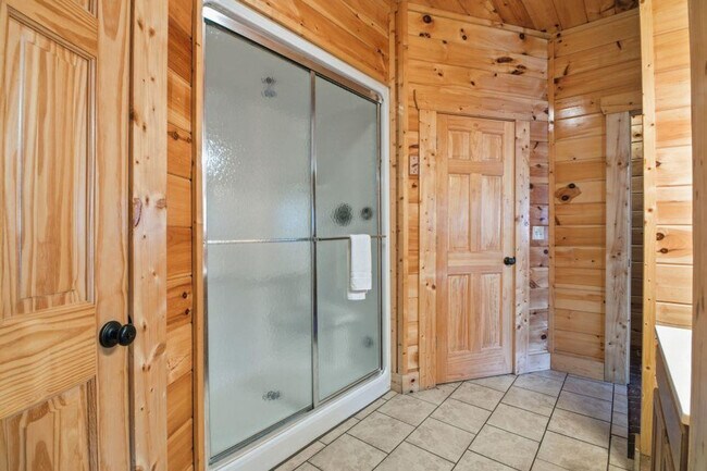 Building Photo - 1115 Towering Oaks Dr