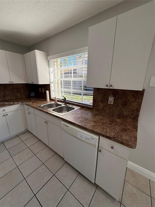 Building Photo - 1364 Cottonwood Cir