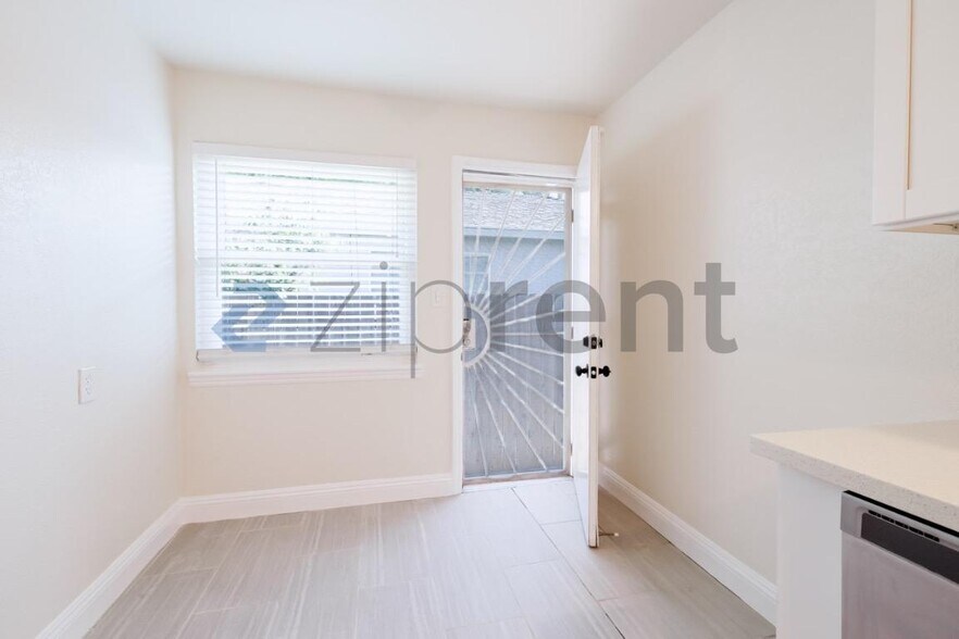 Building Photo - Unit 1