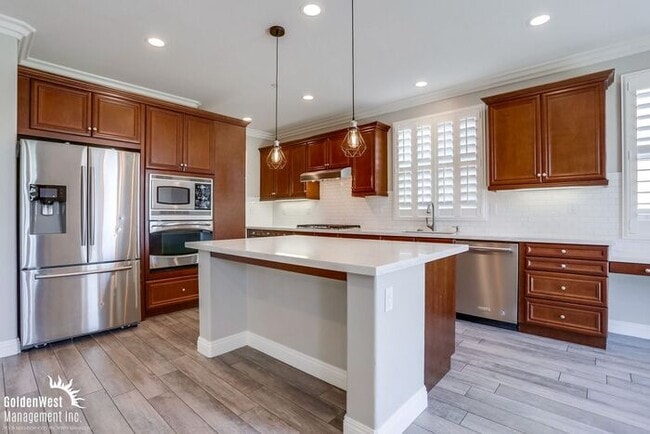 Building Photo - Beautiful 5Bdm 2.5Ba Home with Mountain Vi...
