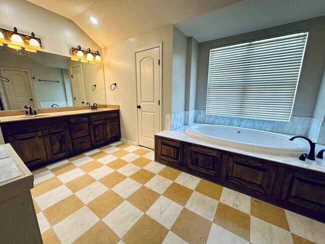 Building Photo - {20067} Custom Built Home in Woodland Mano...
