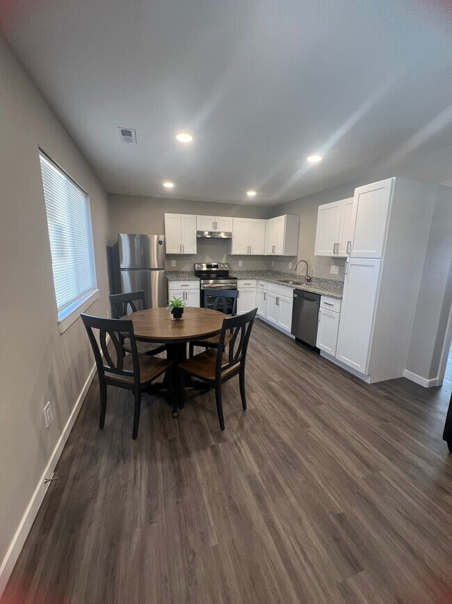 Building Photo - 424 Wood Ave