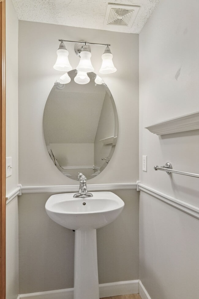 Building Photo - 15130 Fanning Dr N