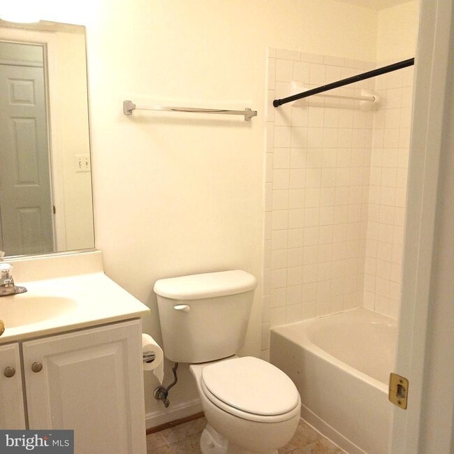 Building Photo - 2125 Hideaway Ct