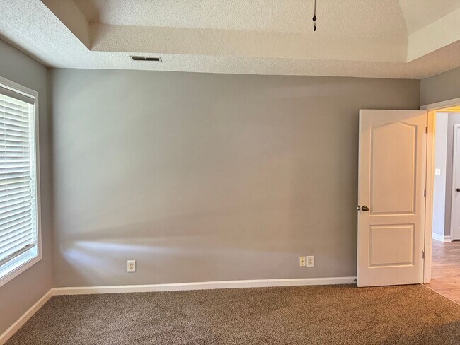 Building Photo - Almost 2000 sq.ft! Super Nice & Clean! 3 B...