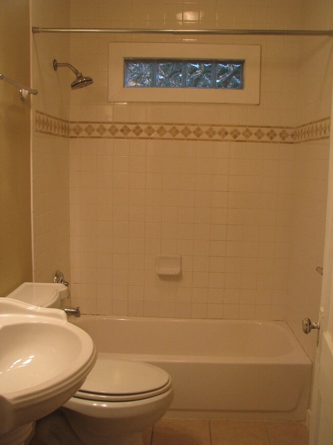 Building Photo - UT PRE-LEASE: North Campus 6 bed / 3 bath Remodel, High-End Kitchen Features SS Appliances, Wood ...