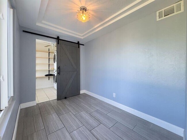 Building Photo - 902 NE 34th St