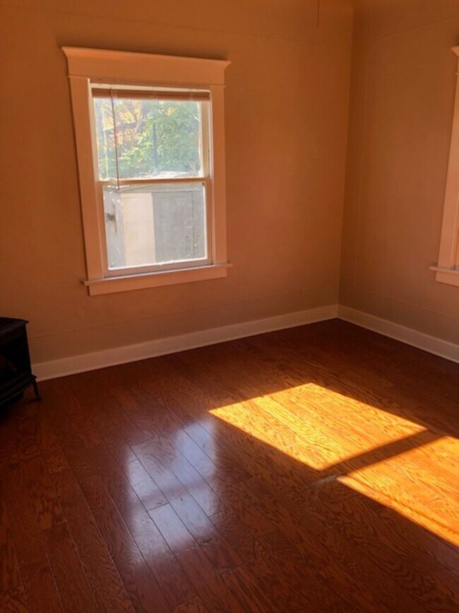 Building Photo - 1144 E Appleton St