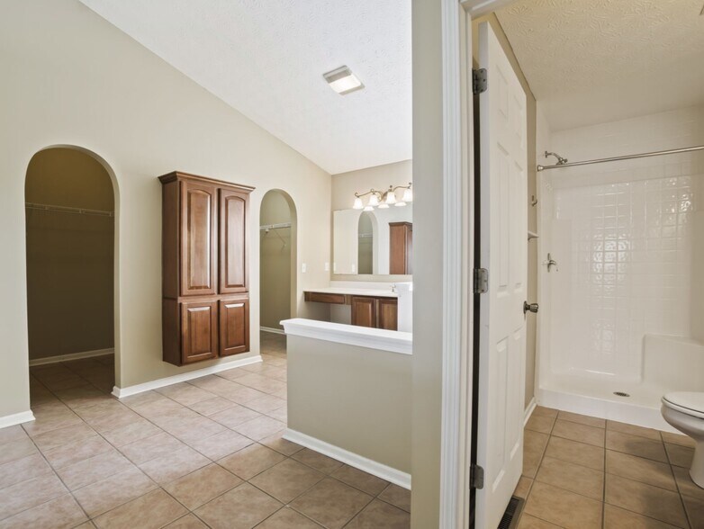 Building Photo - 626 Riverby Ln