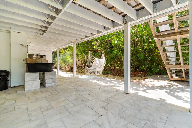 Building Photo - 12376 Jimmy Buffett Mem Hwy