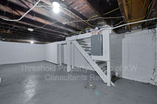 Building Photo - 786 Thomas Ave