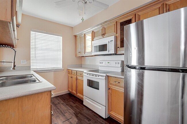 Building Photo - 601 St Charles Dr
