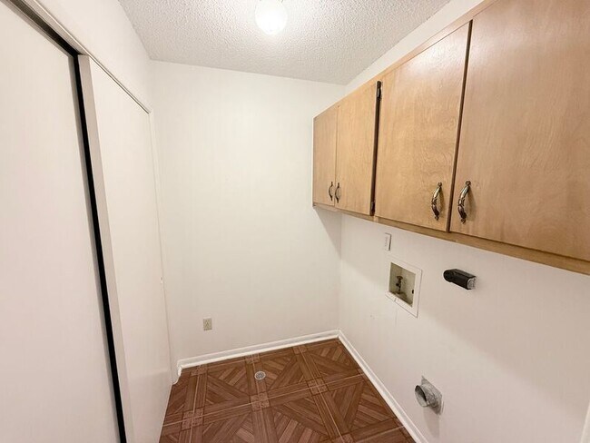 Building Photo - 6069 Hilburn Rd