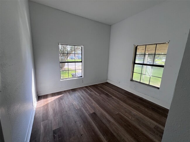 Building Photo - 521 W Caney St