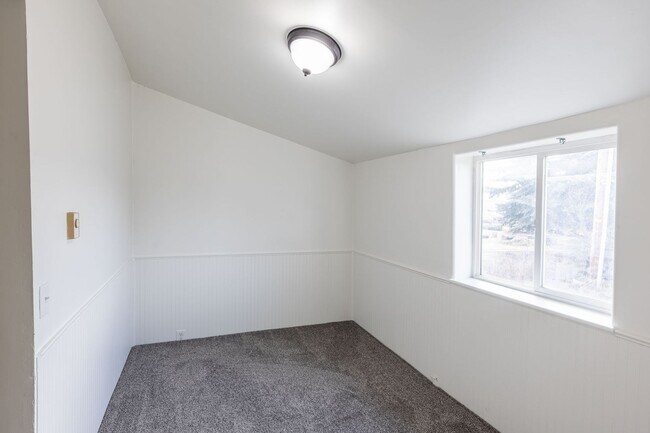Building Photo - Newly Remodeled 3 Bed + Office, 1 Bath home in Rexburg, Fully fenced yard
