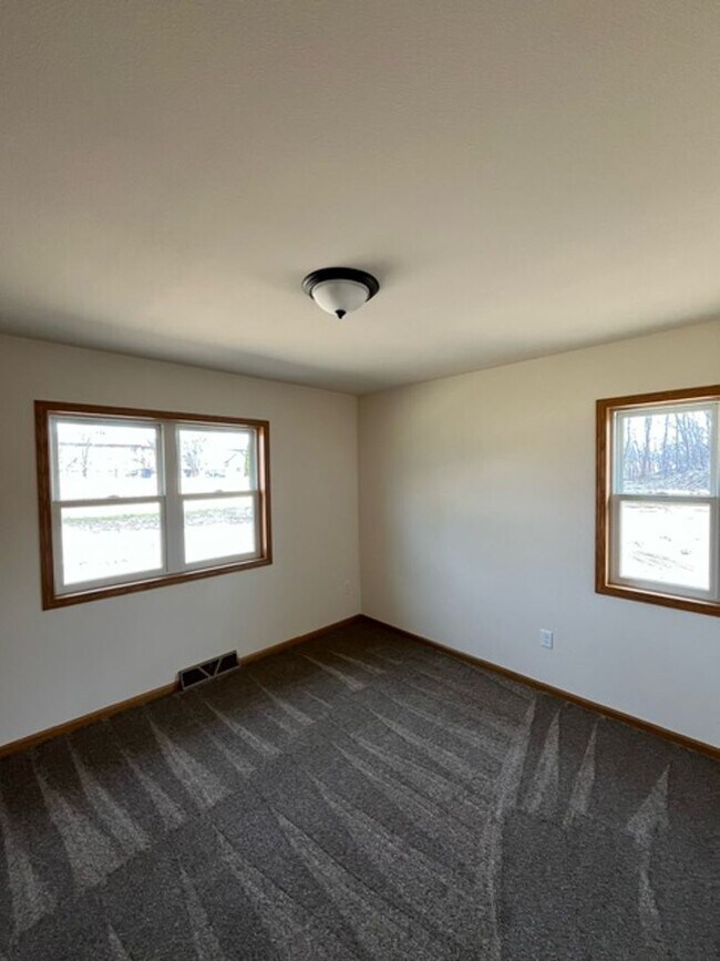Building Photo - 517