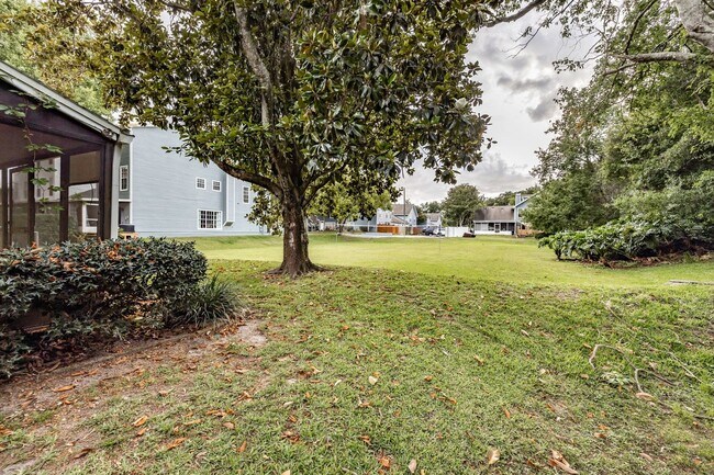 Building Photo - NEW PRICE! 3/2 Palm Harbor Townhouse