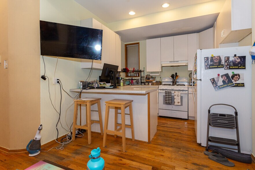 Building Photo - 1305 N Greenview Ave