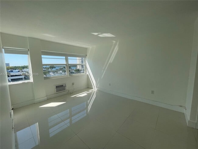 Building Photo - 220 Kings Point Dr