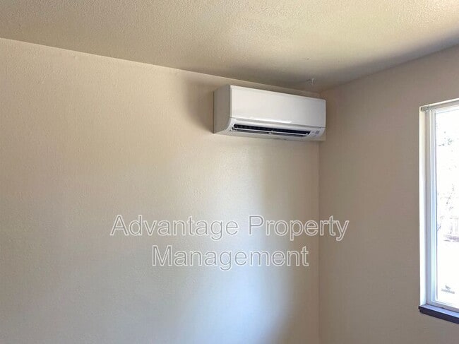 Building Photo - 588 NW Oak Ave