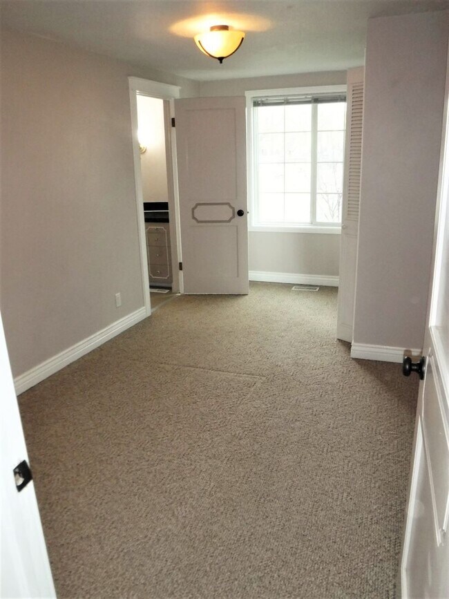 Building Photo - Adorable 1 bed 1 bath North End Apartment off 9th & Ada