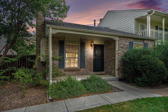 Building Photo - Welcome Home to Bristol Cove - Rare End-Unit Ranch Townhome in Centennial!