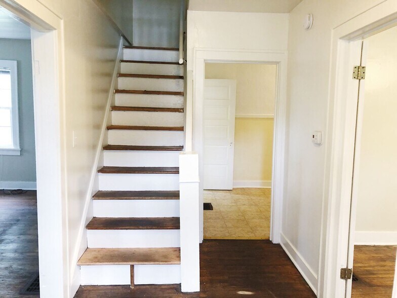 Building Photo - 323 S Eagleson Ave