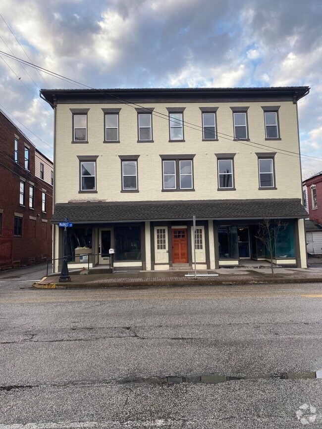 Building Photo - Store front in Newport Borough!!