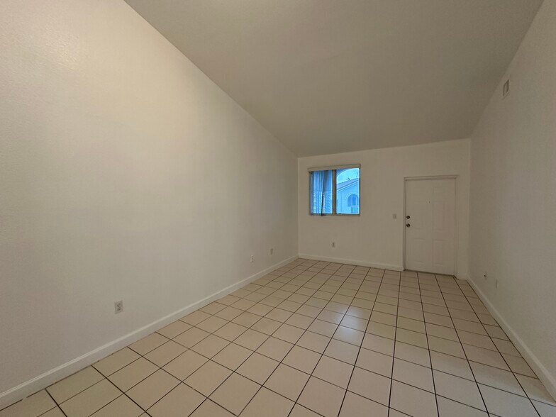 Building Photo - 1661 SE 29th Ct