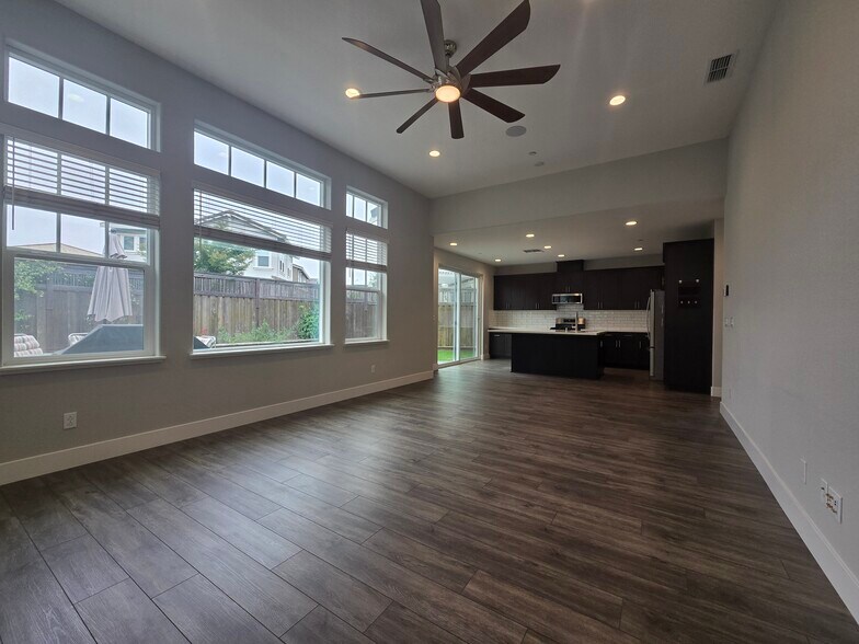 Living / great room - 1429 Brody Bird Ln