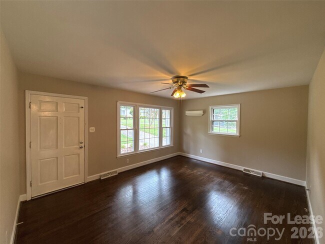 Building Photo - 1427 Churchill Dr