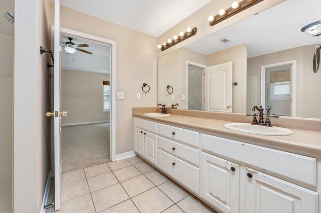 Building Photo - Spacious Home in Navarre!