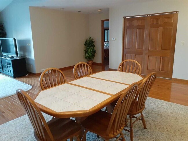 Building Photo - 3304 Baer Beach Rd