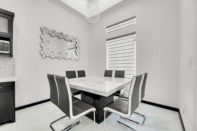 Building Photo - SPACIOUS 3 BEDROOM HOME IN HIDALGO!