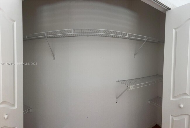 Building Photo - 709 SE 13th Terrace