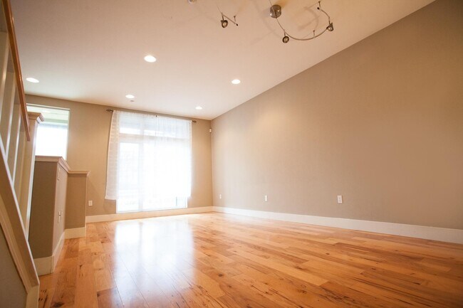 Building Photo - PALO ALTO SCHOOL DISTRICT- Tri-Level Execu...