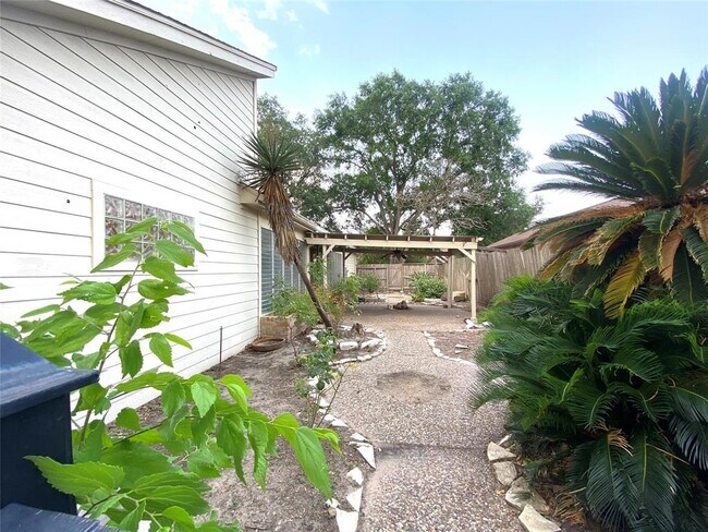 Building Photo - 14803 El Miranda Dr