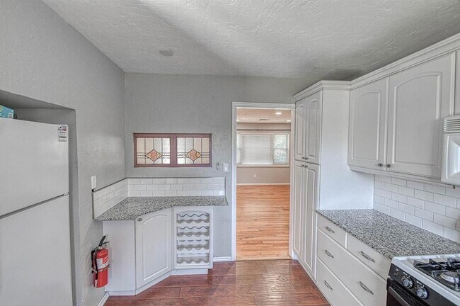 Building Photo - 1428 Lindale Ave