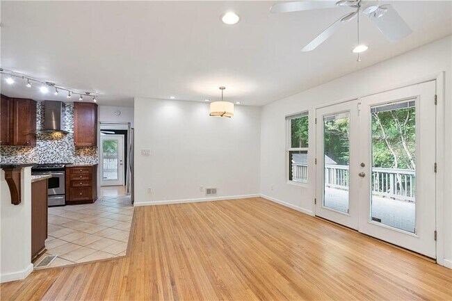 Building Photo - 2558 Woodacres Rd NE