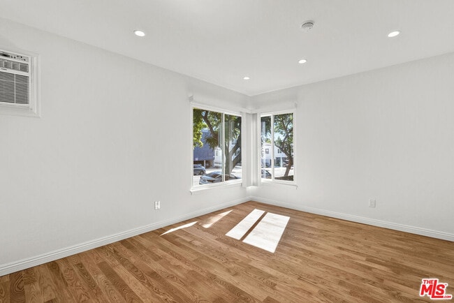 Building Photo - 1233 N Harper Ave